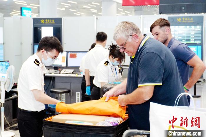 入境游持续火热 广州白云机场日均进境旅客约2万人次